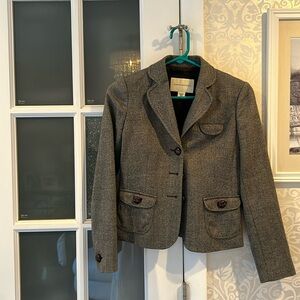 This is a great blazer for fall. Wear a nice scarf with it will look super chic!